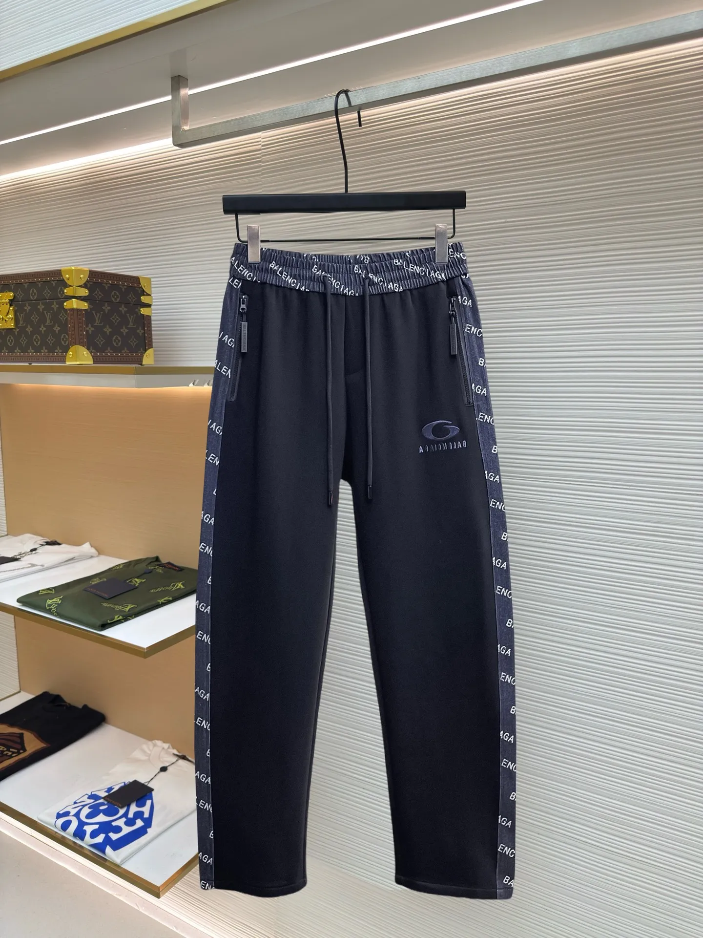 Balenciaga 🆕2026 Autumn and Winter New Arrival Casual Pants! The official website will be released simultaneously. Brand Classic LOGO casual pants, customized fabrics, excellent comfort and strong touch. Highly recognisable, perfect appearance and craftsmanship. Size:M-3XL